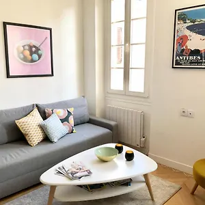Charming And Modernly Designed 2 Bedroom - Old Town Apartment Antibes